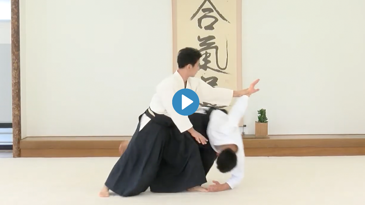 片手取り回転投げ（内回転）